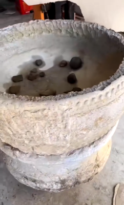 带鼓钉的石缸